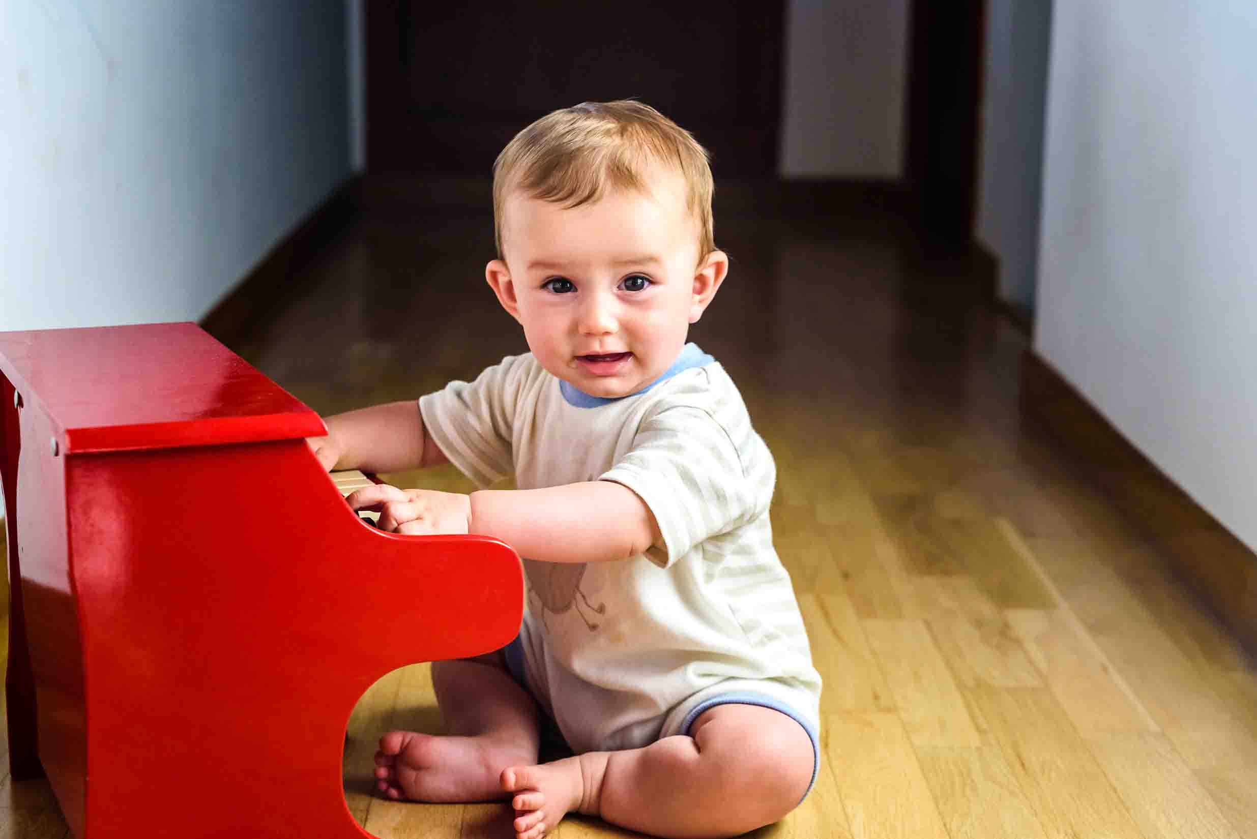 jeune enfant souriant jouant du piano jeune enfant souriant jouant du piano