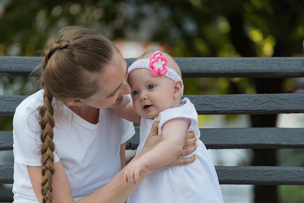 calin-assistante-maternelle-enfant calin et sourire d'un enfant